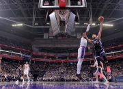 爱游戏tv-火箭碾压尼克斯，范弗利特状态火热