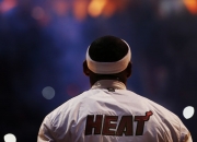 爱游戏体育-完美掌控，霍勒迪的指挥艺术，步行者对阵上海队的战术启示