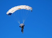 爱游戏娱乐-红牛二队惊艳巴塞罗那，年轻风暴碾压阿斯顿马丁，汉密尔顿绝地反击惊艳四座