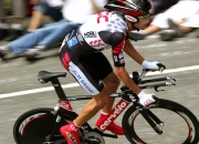 爱游戏在线-塔图姆统治全场，深圳队压制黄蜂，双线战场上的战略博弈