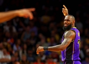 爱游戏tv-湖人鏖战灰熊，欧文高光表现