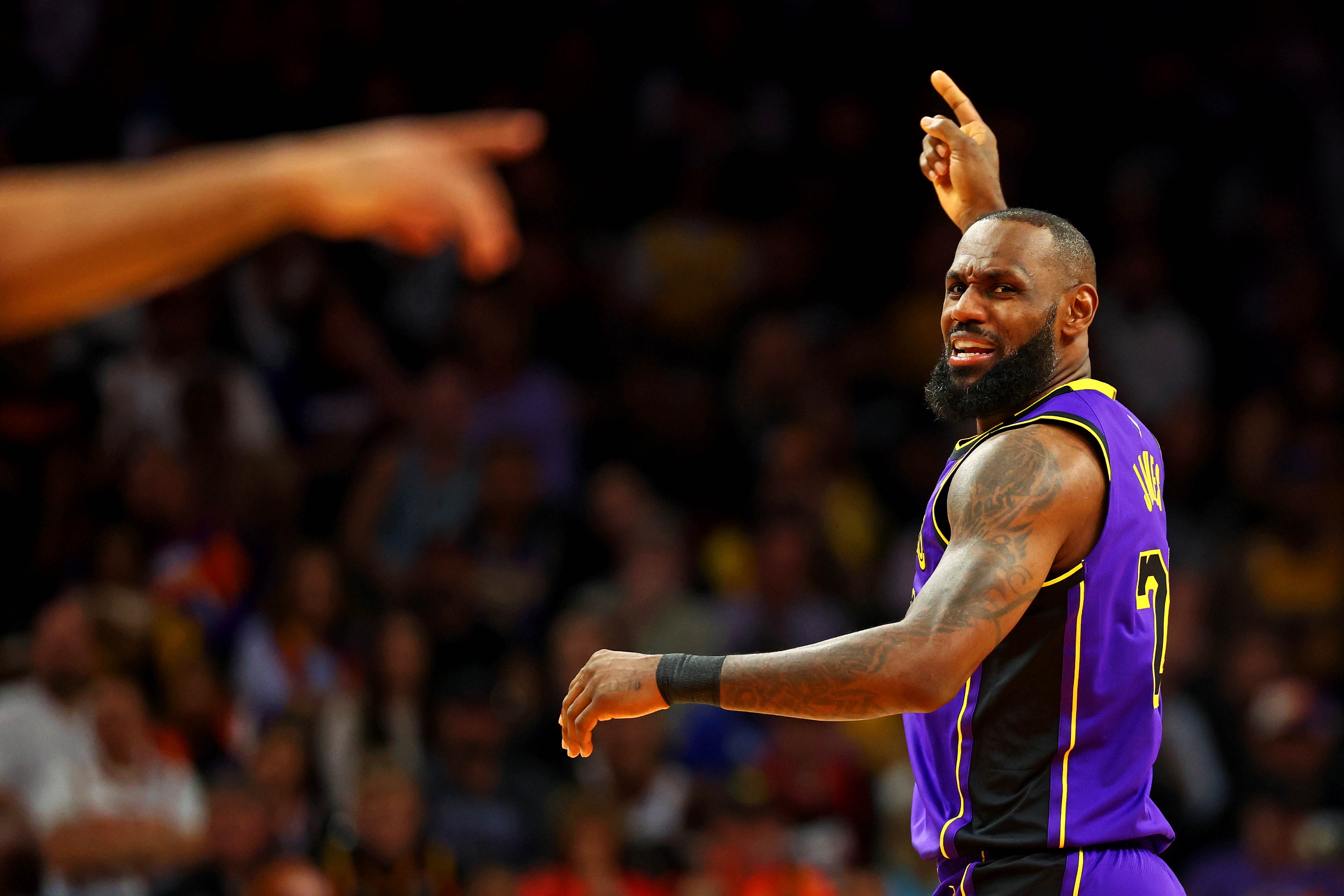 湖人鏖战灰熊，欧文高光表现