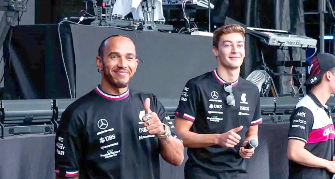 红牛车队翻盘梅赛德斯，拉塞尔带队取胜