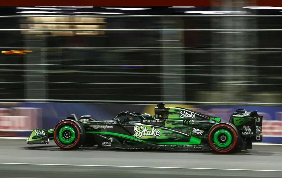 红牛车队完胜索伯车队,周冠宇高光表现 红牛车队完胜索伯车队,周冠宇高光表现