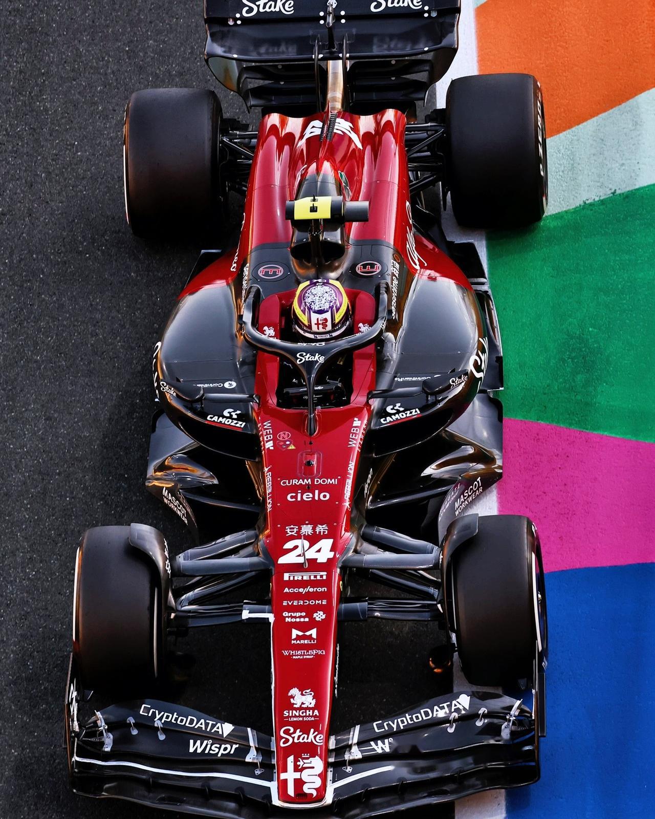 索伯车队险胜红牛车队，塞恩斯带队取胜