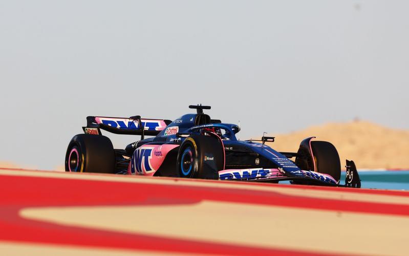 索伯车队险胜红牛车队，塞恩斯带队取胜