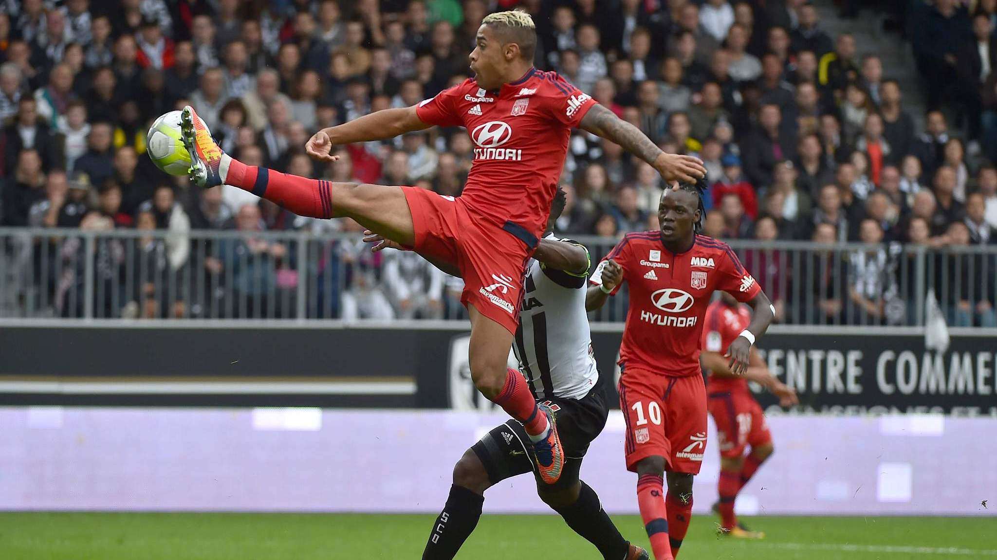 昂热队在场上奋力拼搏，取得令人瞩目的成绩