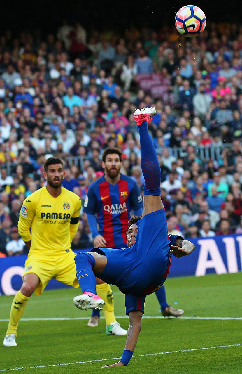 足球运动员展现出色技术,引发全场尖叫 足球运动员展现出色技术,引发全场尖叫