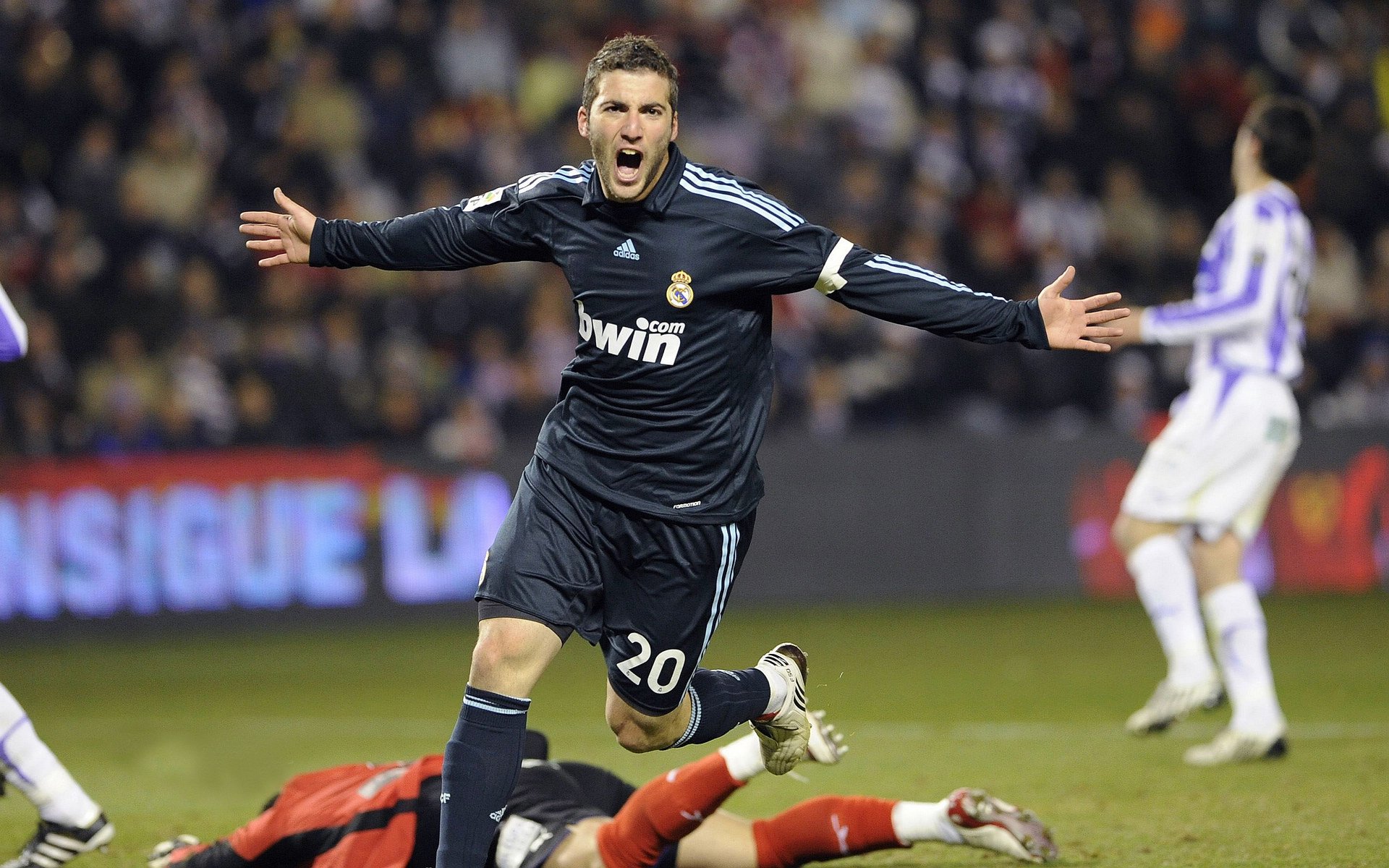 意甲焦点战之夜,马克西一骑绝尘,统治级表现点燃亚平宁